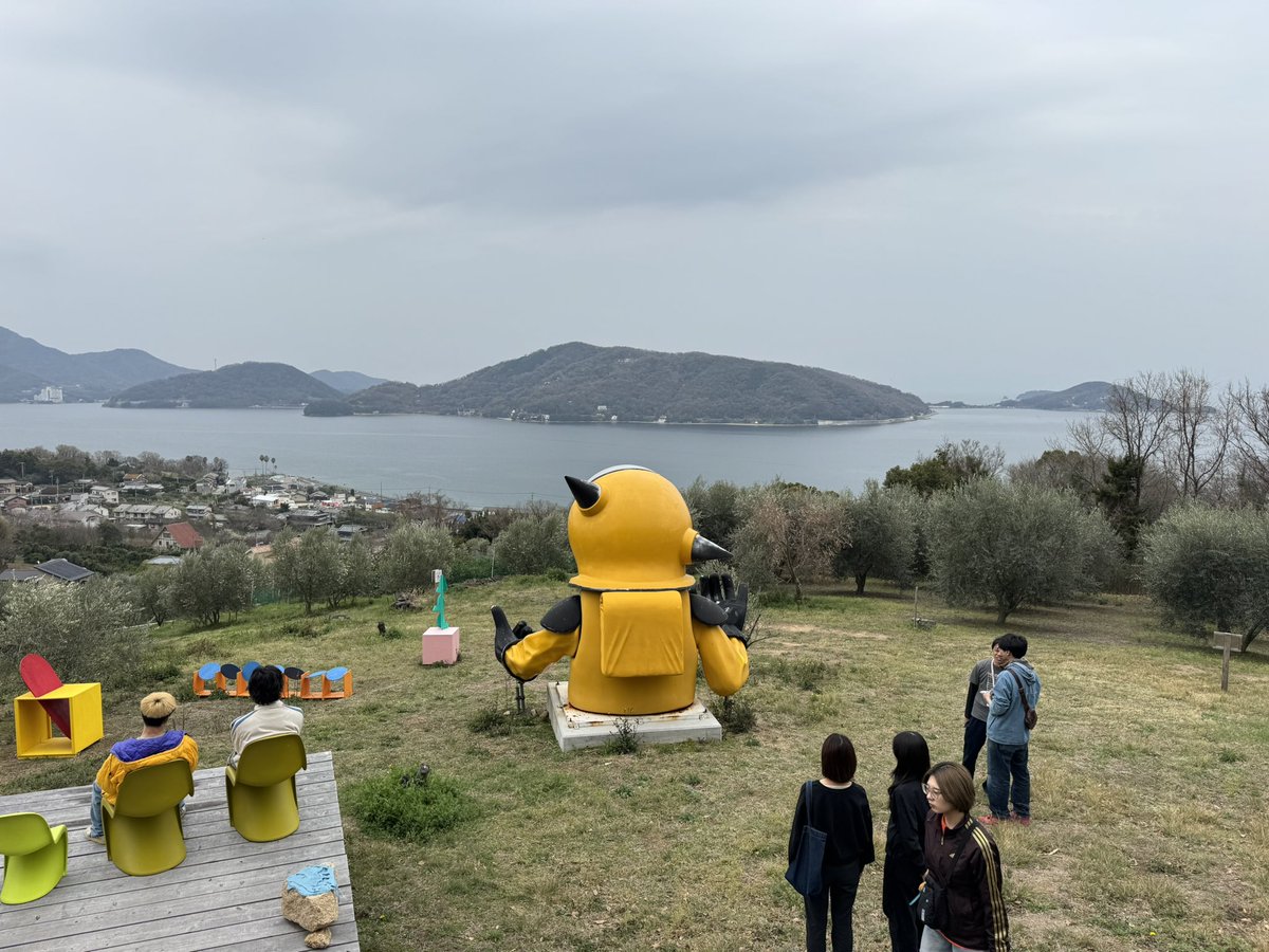 設営には京都芸術大学ウルトラファクトリーの学生も参加しました。完成後に島も満喫。