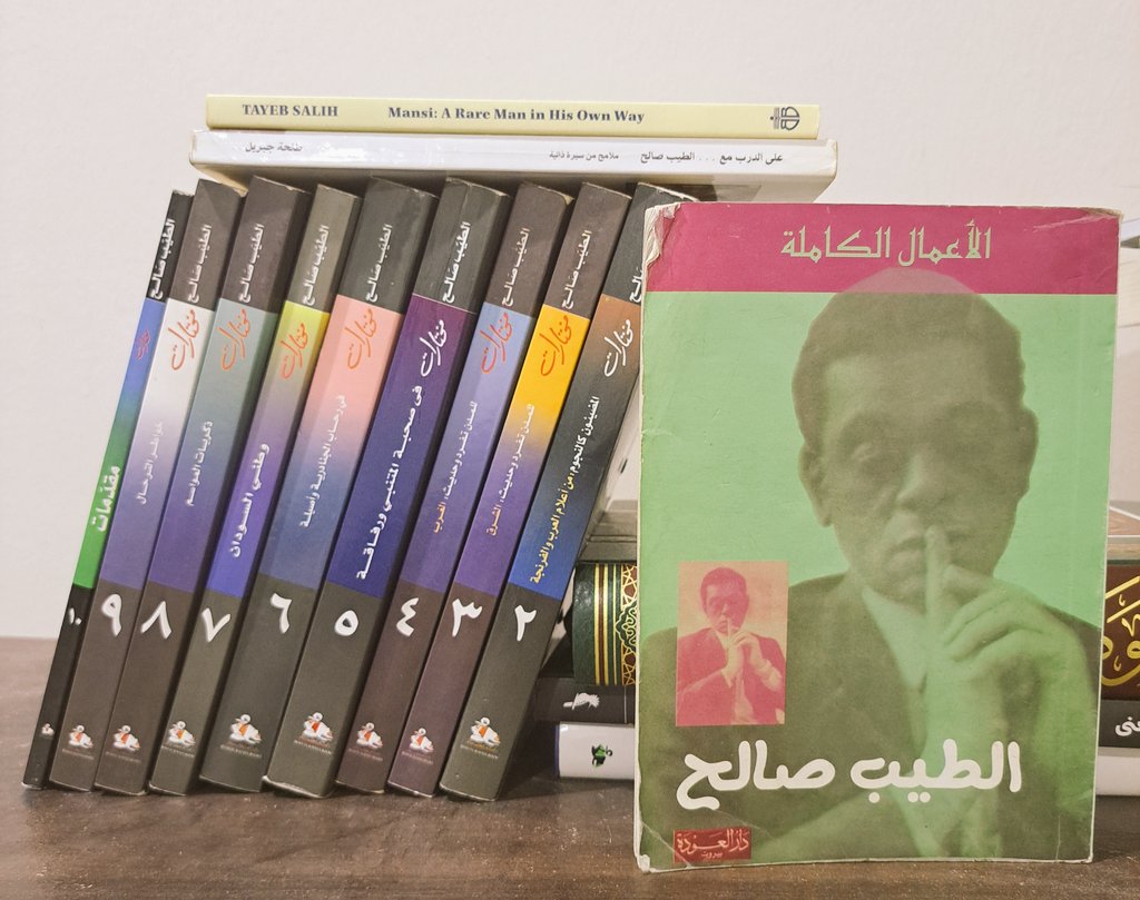 تحت هذه التغريدة سأترك اقتباسات من بطون مختارات الطيب صالح. كيف يقال إن الطيب قليل الكتابة!  رواياته القليلة هذه ما زالت شغل الناس، وكتاباته الأخرى كثيرة وثرية ثراء قل نظيره. هذه المختارات جمعت جل مقالاته التي نشرها، فيها أدب وفكر وتاريخ وسيرة وحب وتأمل. رحمه الله.