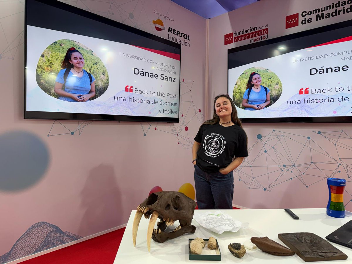 📣 Nuestra presi Dánae Sanz (<a href="/DnaeSnz96/">Dánae</a>) ha dado esta tarde la charla "Back to the past: una historia de átomos y fósiles" en el espacio Agora de la Feria Madrid es Ciencia❗

Aquí podéis verla 👇

youtube.com/live/K7rjySIcg…

 #madridesciencia #madridesciencia25