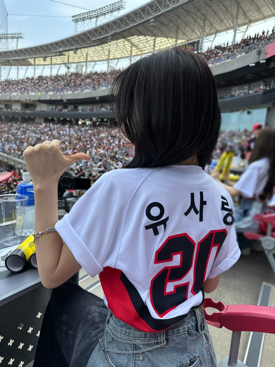 rfusarang's tweet photo. Bathed in the glow of stadium lights, the roar of the crowd electrifies the air. Every pitch, every play, every cheer echoes with unbridled passion. Tonight, the game is more than just a sport, it is a symphony of energy, and I am here for every thrilling moment. https://t.co/xPAo5KOUzY