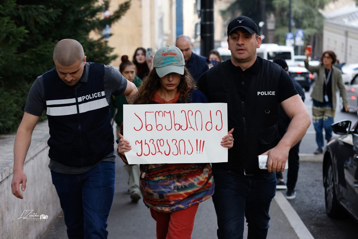MJaparidzee's tweet photo. Ivanishvili’s Militsya detained this woman for holding a poster: Antsukhelidze is immortal!!! 

Antsukhelidze is a Georgian National Hero who was tortured and murdered by ruzzians during 2008 war. 

The GD claims Georgian side started the war, confirming Ruzzian disinformation. https://t.co/UgPKgHqyAn