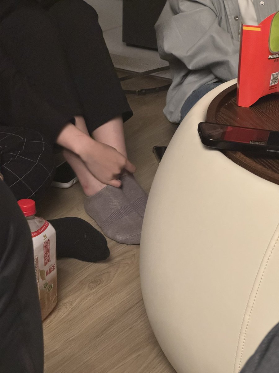 國王遊戲即將進入高潮

在這張的五分鐘後
一口氣選兩個輸家幫國王服務

變成兩個女生一起幫男推友吹
直接玩起雙龍搶珠

還拿薯條直接灑在推友的🐔🐔上開始慢慢吃

誰想看影片版
下面挑幾個還沒睡的隨機發 https://t.co/lBZptPeAgY