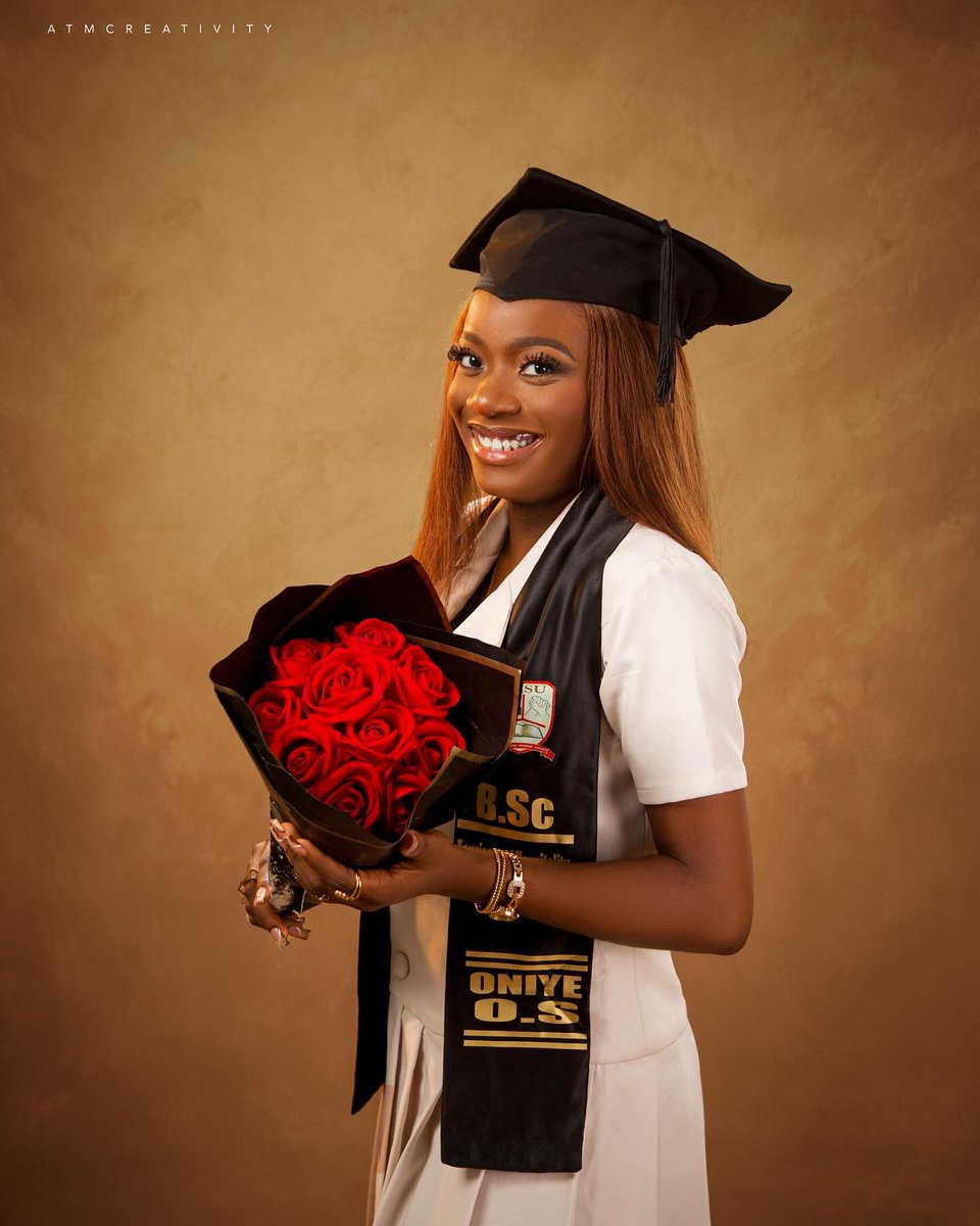 thefunmi__'s tweet photo. Gracious God!
A graduate 🧑‍🎓 
BSC Tourism❤️ https://t.co/vE4lDUuCBy