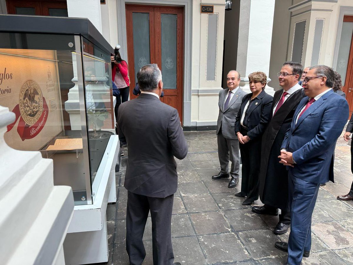 Recorrer la exposición “200 años de historia del Poder Judicial del Estado de México ” es un viaje al origen de nuestra institución, un testimonio vivo en los documentos que forjaron el camino y nos recuerdan el compromiso con la justicia. 

Mirar al pasado nos da claridad para