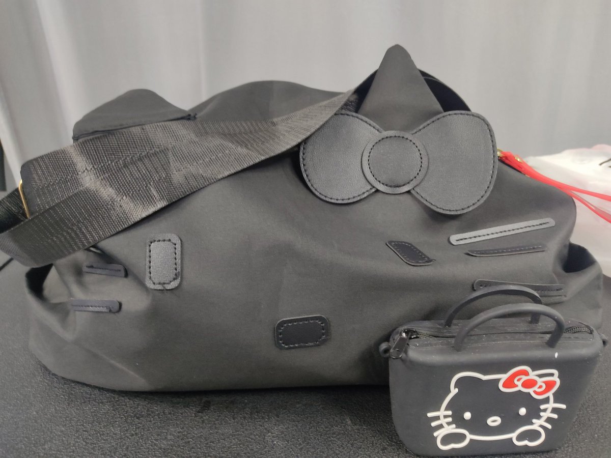 rosatiam's tweet photo. Solo paso a saludar y a presumir mi cartera de Hello Kitty 🥰🤩
#HelloKittyFan https://t.co/qC43ad26ne