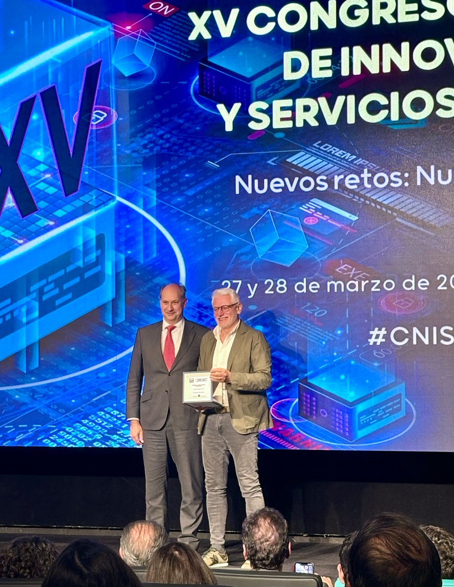 MeseguerYebra's tweet photo. Hoy en el @congresoCNIS he recibido el premio a la trayectoria profesional. Echo la vista atrás y solo puedo agradecer de corazón a todos los que me ayudaron a superar mis miedos y a confiar en mí mismo. Gracias a tantos y tantas por todas sus enseñanzas https://t.co/YhQDQW1nKl