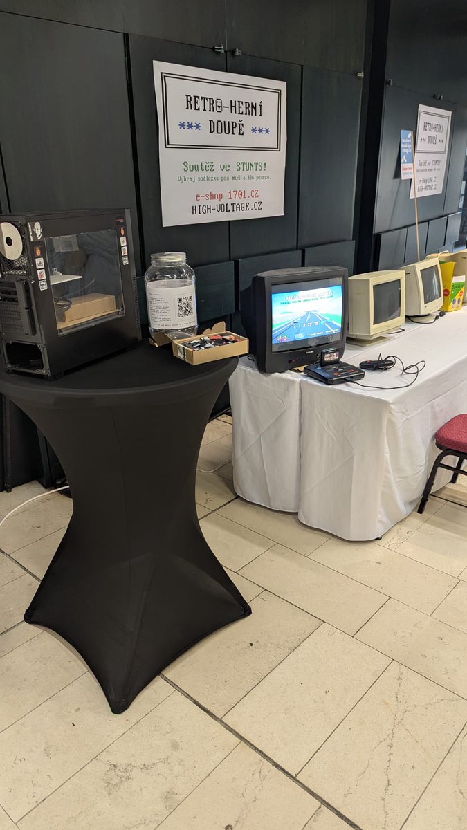 První kolo příprav na zítřejší akci <a href="/MakerFaireCZ/">Maker Faire Česká republika</a> Karlovy Vary. Celkem šest míst k zahrání (+4 místa DOOM), pokud tedy nic neshoří či nevypoví službu :)