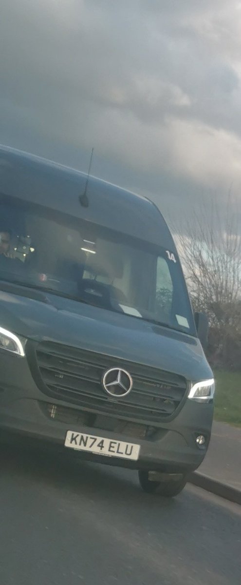 VickyVdol's tweet photo. @AmazonUK this absolute 🛎️ 🔚 needs some driving lessons! Inches off our car 😳 https://t.co/M65BzQwvoC