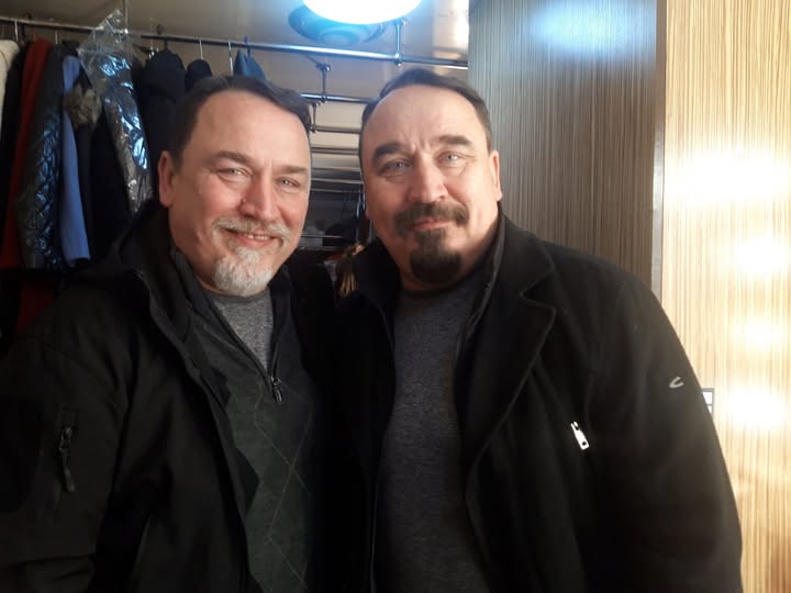 BratyKapranovy's tweet image. Єдине фото, де одразу видно, хто з братів старший (але це не точно).
На зйомках серіалу "Агенти спрведливості".