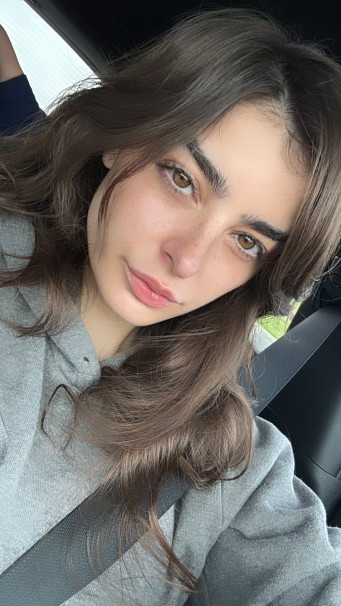 Y’all fw chicks with insane eyebrow game??? 🤨