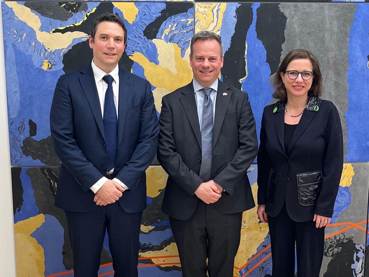 USEmbassyBern's tweet image. Great visit to Zurich Insurance Group, where Chargé d’Affaires Bell explored U.S.-Swiss collaboration in property, casualty &amp;amp; life insurance 🇺🇸🌐🇨🇭. For 100+ years, @Zurich is a key partner in keeping America safer and #MoreProsperous. #InvestInUS #FDI #SelectUSA @SelectUSA