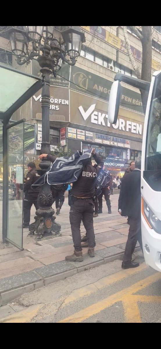 POLİS YELEĞİ BEKÇİYE GİYDİRİLEREK SUÇ İŞLENİYOR!

Ankara Kızılay’da kaydedilen bu görüntüde, polis unvanı ve görev alanı yalnızca kolluk kuvveti olan polis teşkilatına ait olan “Polis” ibareli yeleğin, bekçilere giydirildiği açıkça görülmektedir.

Bu eylem, Türk Ceza Kanunu’nun
