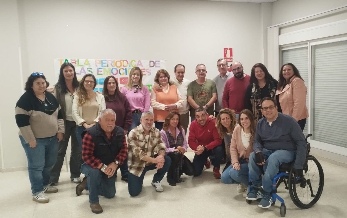 No es solo una 📷 de familia: es inmortalizar el fruto de un esfuerzo que se ve recompensado. 🧡

👀Cada una de estas personas representa a las 13 asociaciones malagueñas de nuestro proyecto "¿Quieres ayudar conmigo?".