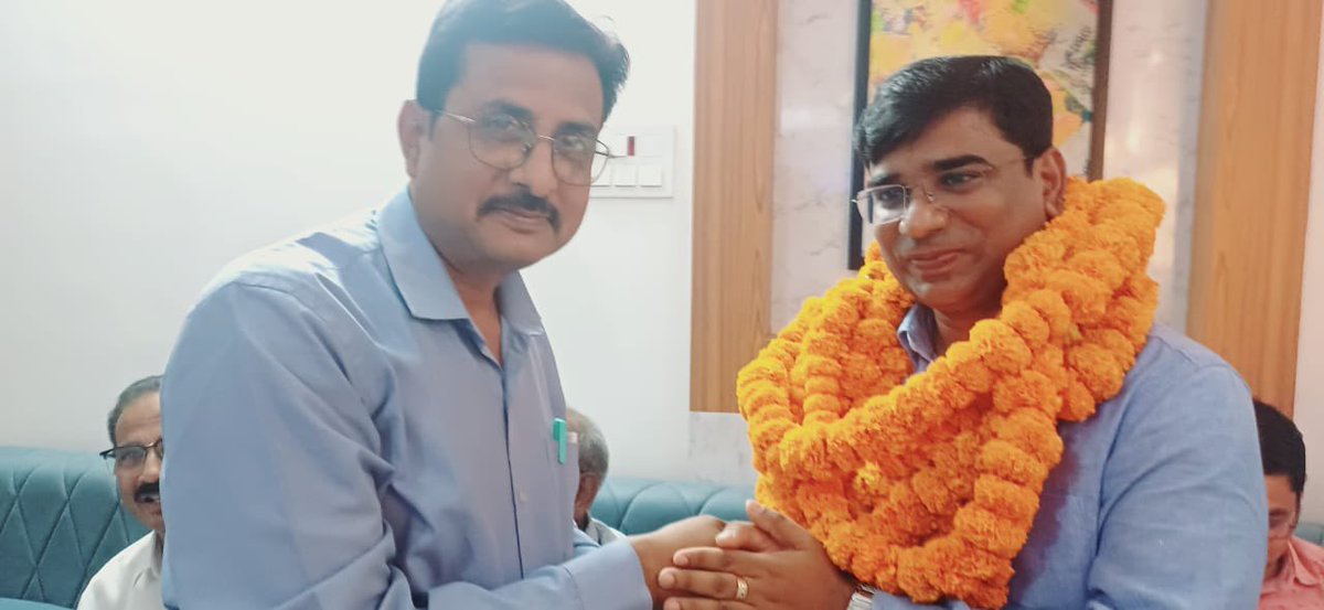 Yashwant Singh (@yashbhadas) on Twitter photo हमारे जिले ग़ाज़ीपुर के दैनिक जागरण के पत्रकार अशोक सिंह जी के सुपुत्र और छत्तीसगढ़ कैडर के आईपीएस अफ़सर <a href="/SantoshSinghIPS/">Santosh Singh</a> जी का ग़ाज़ीपुर नगर आगमन पर नगर के प्रबुद्ध जनों द्वारा हार्दिक स्वागत किया गया। देखें पत्रकार <a href="/PrinceS78002301/">Prince Bhadasi</a> जी द्वारा मौके से भेजी गई कुछ तस्वीरें! हमारे जिले ग़ाज़ीपुर के दैनिक जागरण के पत्रकार अशोक सिंह जी के सुपुत्र और छत्तीसगढ़ कैडर के आईपीएस अफ़सर <a href="/SantoshSinghIPS/">Santosh Singh</a> जी का ग़ाज़ीपुर नगर आगमन पर नगर के प्रबुद्ध जनों द्वारा हार्दिक स्वागत किया गया। देखें पत्रकार <a href="/PrinceS78002301/">Prince Bhadasi</a> जी द्वारा मौके से भेजी गई कुछ तस्वीरें!