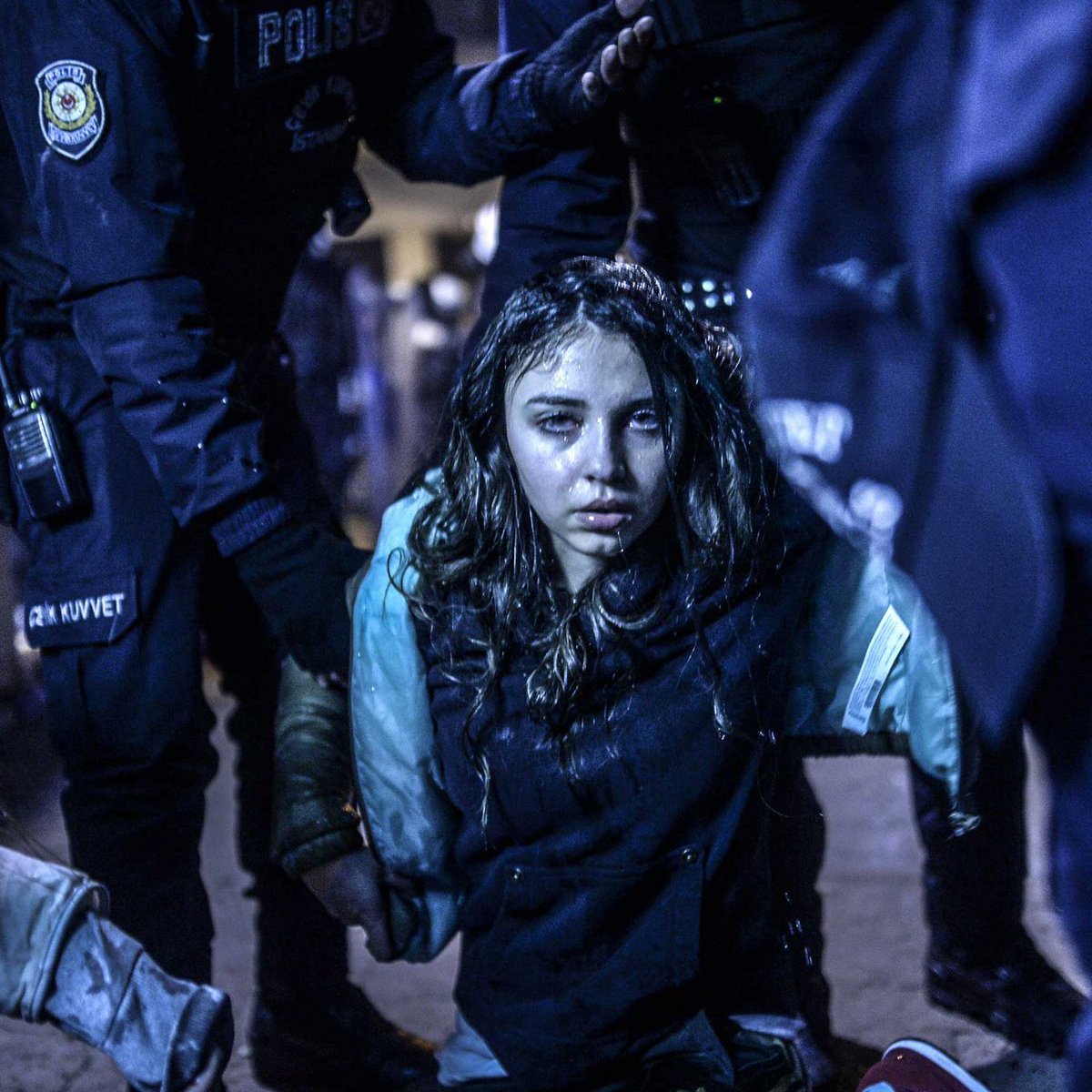 İstanbul'daki eylemlere katıldığı gerekçesiyle gözaltına alınan yurttaşlardan 91'i daha tutuklandı.

İstanbul'da tutuklanan vatandaşların sayısı 301'e yükseldi!