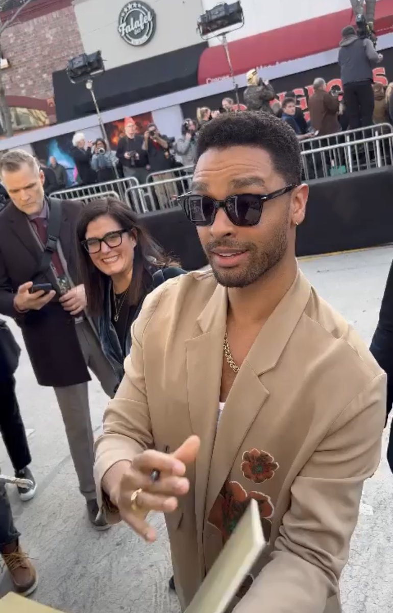 NicoleBdorf's tweet image. #FlashbackFriday: to that time 2 years ago today at the LA #DnDMovie premiere, when Regé-Jean Page signed some items for us, including a #Xenk sword for my son &amp;amp; spoke to him 🗡️✍️ 🤩

March 2023 re: interacting with RJP &amp;gt;&amp;gt;&amp;gt; #Unmatched #Movie #Westwood #Grateful #Memories 
🎥: me