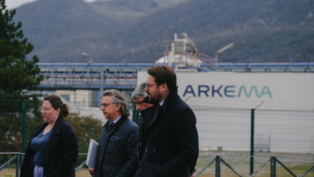 Benjam1Lucas's tweet image. En Isère pour soutenir les élus et les salariés et préparer l’étude par ma commission d’enquête des cas de Vencorex et Arkema. 

Nous nous battons pour notre industrie, pour notre souveraineté, pour l’emploi. L’État ne peut demeurer démissionnaire sur ces sujets majeurs !