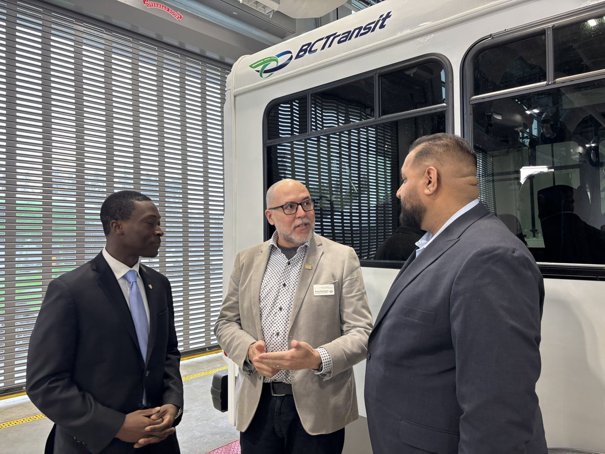 VICA_BC's tweet image. ✨Today our CEO attended the grand opening of the new HandyDart facility in View Royal! This project enhances accessible transit, thanks to the hard work of BC’s construction industry. Great to see MLAs George Anderson and Ravi Parmar and BC transit CEO Erinn Pinkerton there! 🚍