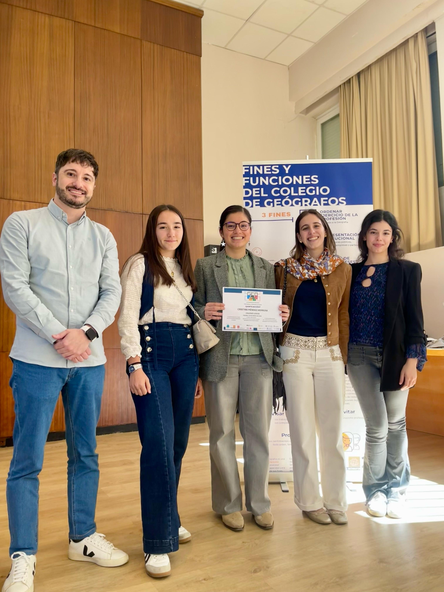 Nuestras alumnas Carmen, Cristina, Nerea y Paula, de 2º de Bachillerato, han participado en la XVI Olimpiada Nacional de Geografía(fase regional)🌍. Ha sido una experiencia universitaria única y nuestra alumna Cristina ha destacado logrando el 5º Accésit. ¡Enhorabuena, Cristina!
