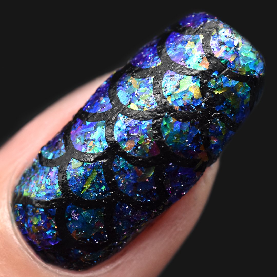 melonnailart's tweet photo. *PR* To bring this underwater fantasy to life, I sponged all the shades of the new @holotaco Off The Deep End collection! ✨ over One Coat Black to really make the flakies pop, then added a stamping pattern from @whatsupnails B038 Lost at Sea for that extra mermaid feel 🧜‍♀️ WDYT? https://t.co/U3jDmE8K1W