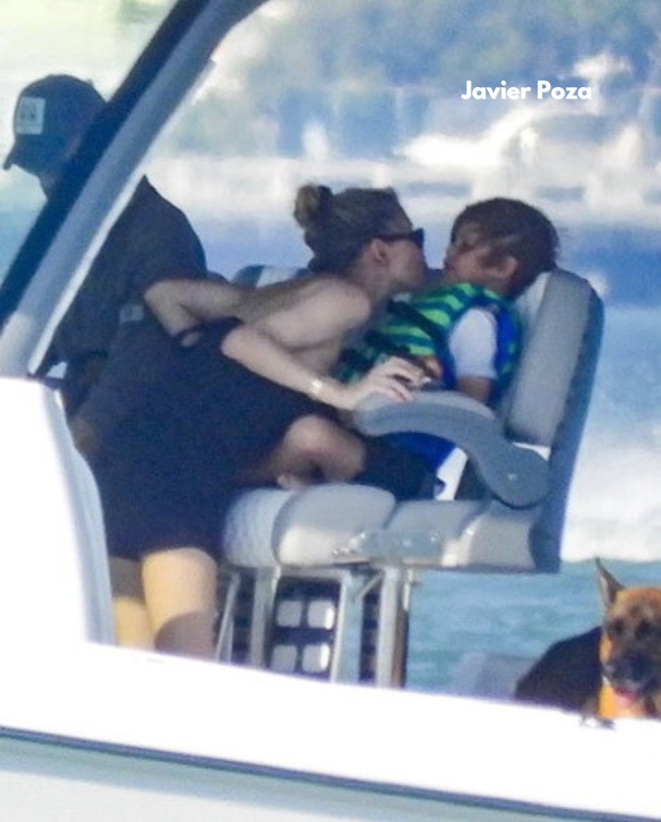 pozainforma's tweet photo. #EnriqueIglesias y #AnnaKournikova fueron captados disfrutando de un relajado día familiar en Miami, acompañados de sus hijos Nicholas, Lucy y Mary. Una fotografía en particular ha enternecido a los seguidores: Enrique enseñando a pescar a su hijo Nicholas. Por @javierpoza
📸RRSS https://t.co/KxUUutu0rQ