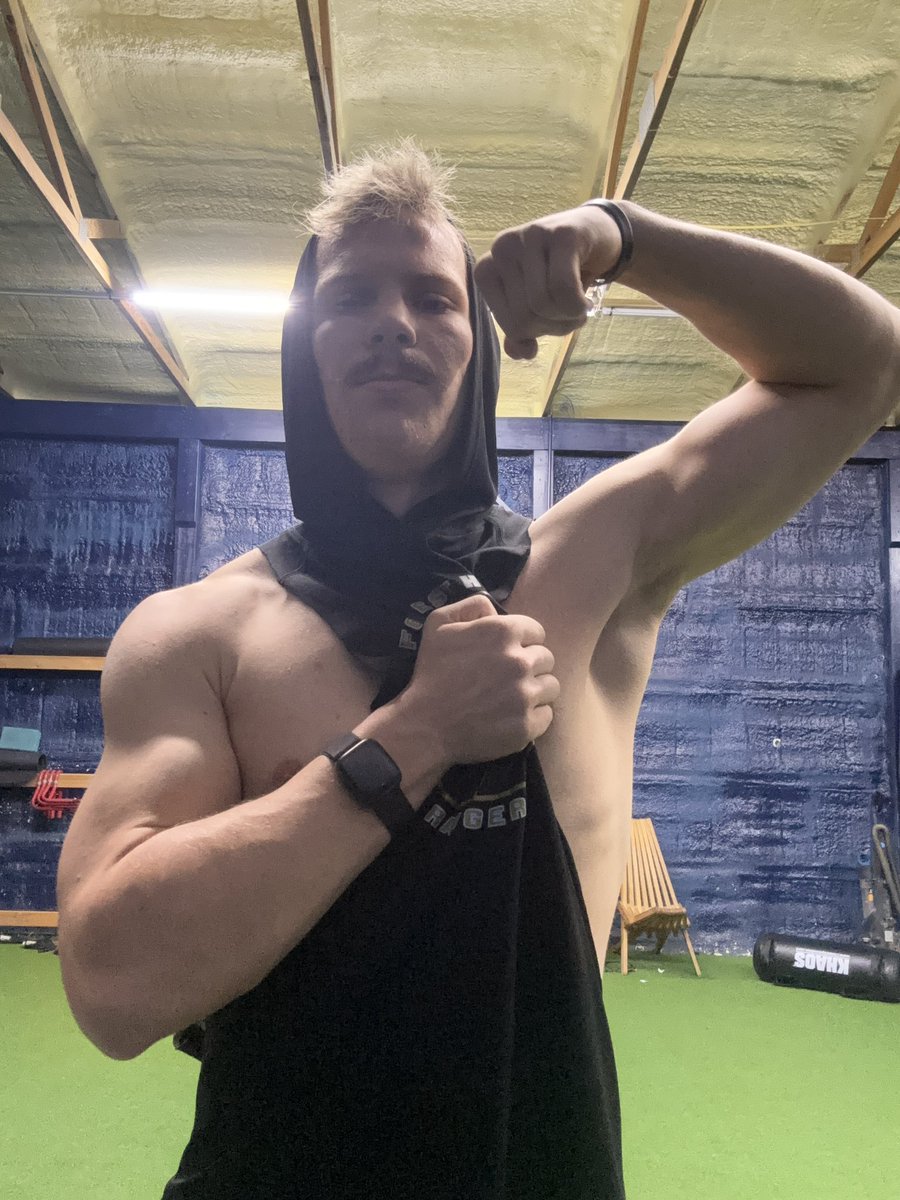 Officially 1 YEAR since i’ve been draining you goons wallets and making your money mine ‼️‼️‼️ NOW GET IN MY DMS AND SEND ME A 1 YEAR TRIBUTE ON THIS F&amp;G TAX FRIDAY🔥🔥🔥

#findom #FinDom #Cashmaster #cashgod #cashalpha #dom #sniff #serve #send #cashapp #cashmaster