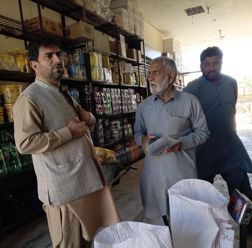 ڈی سی چکوال کی ہدایت پر تمام تحصیلوں میں اسسٹنٹ کمشنرز کی گراں فروشوں کے خلاف سخت کاروائیاں، سبزیوں، پھلوں، چینی اور چکن کی زائد قیمت وصول کرنے پر بھاری جرمانہ عائد، ناقص صفائی کی شکایات پر بیکری پلانٹ سیل کر دیا گیا