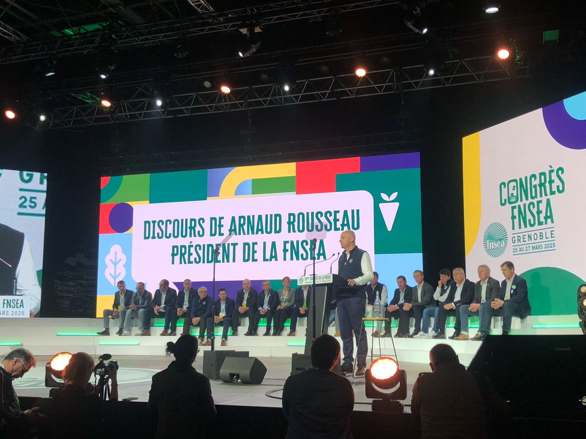 TranquardCedric's tweet image. Retour de 3 jours à Grenoble au #CongrèsFNSEA
800 agricultrices & agriculteurs, de nombreux et riches échanges.
A la @FNSEA nous ne lâcherons rien et notamment sur la PPL Contraintes qui doit arriver au + vite à l'Assemblée nationale !
Un grand merci à @fdsea38 pour son accueil.