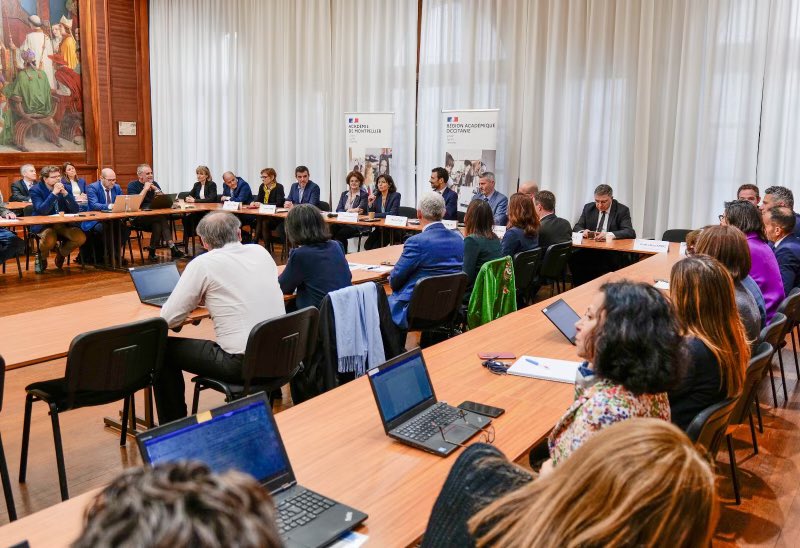 Je me réjouis de rencontrer l'ensemble des chefs de services académiques, corps d'inspections, conseillers, délégués académiques et directeurs régionaux. 

Merci à toutes et tous pour votre accueil et votre engagement pour les élèves et les personnels.