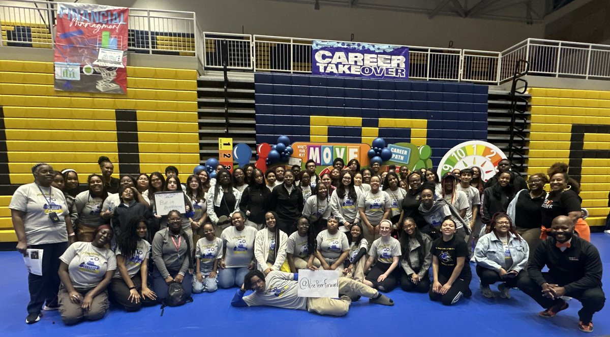 Last night, our Dr. Henry Wise PeerForward team hosted an “Anything but College” fair aimed at providing their peers with knowledge on alternative postsecondary pathways. You can read more in our latest blogpost: peerforward.org/inside-wise-hi…

#peerforward #peerleaders #careerfair
