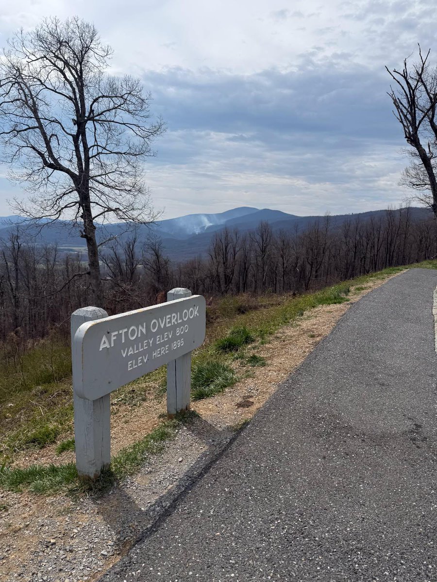 BlueRidgeNPS's tweet image. Expect smoke impacts from the Glass Hollow Fire near Afton, VA. Please avoid the area. Trails in the local area are closing preemptively for safety. 

400 miles south, a small section of the Parkway remains closed for the Rattlesnake Branch Fire burning near Mount Pisgah.