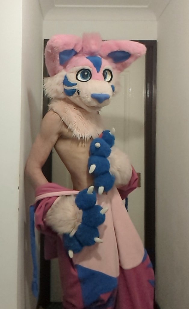 Don't mind me just shedding my fur 
.
.
#FursuitsFriday #fursuit #Furry #fursuiter