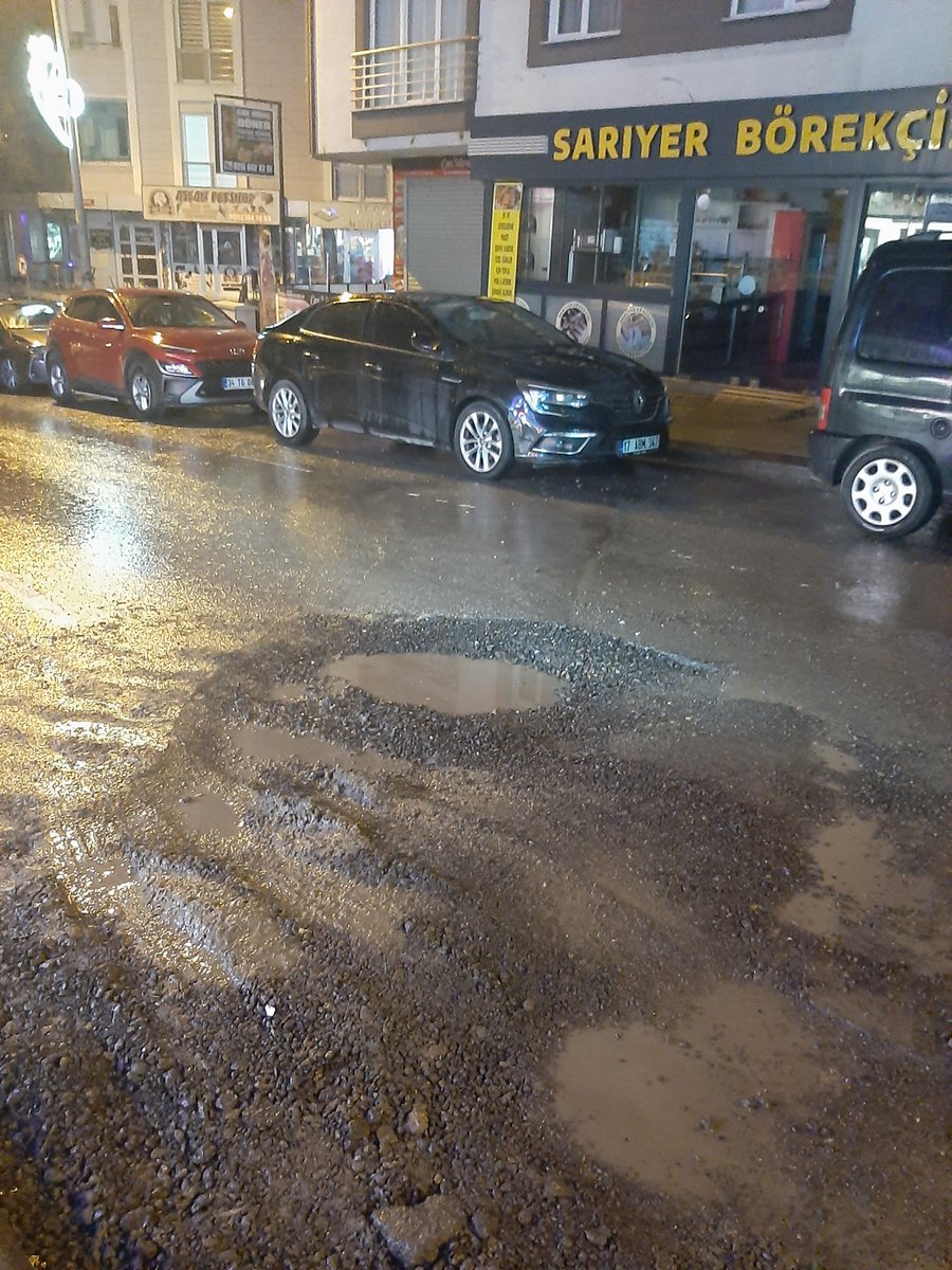 Samedoztrk's tweet photo. Çekmeköy bayraktar sokak otobüs durağı önünde kazı yapılmış kapatılmamış yada başka bir sebepten dolayı yolda derin bir çukur var araçlar sert şekilde içine düşüyor. Motosikletler takla atabilir. Çok acil çözüm gerekiyor. Cana zarar gelebilir @Cekmekoybeltr @seri_nokta https://t.co/iJUGNnEEQL