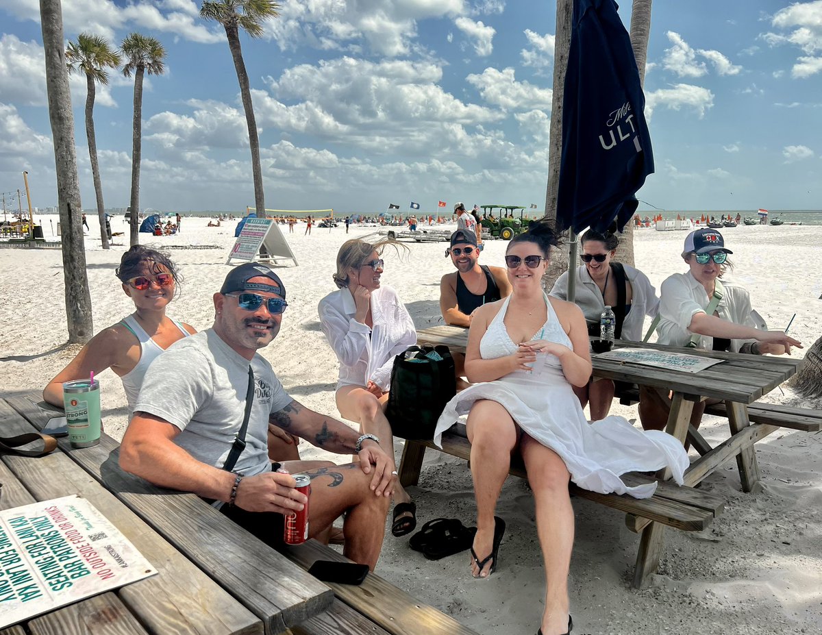 thelanikai's tweet image. 🌴☀️ We’ve had a FAB Friday on the island so far— a little windy, but that just makes for more dramatic photos! 💃🏻💨  Enjoy live music tonight on our beach stage with Shawn Russell starting at 6! 🎶💜 Happy Friday — and happy weekend! 🙏 🌺 
#publicwelcome #thanksforbeinghere