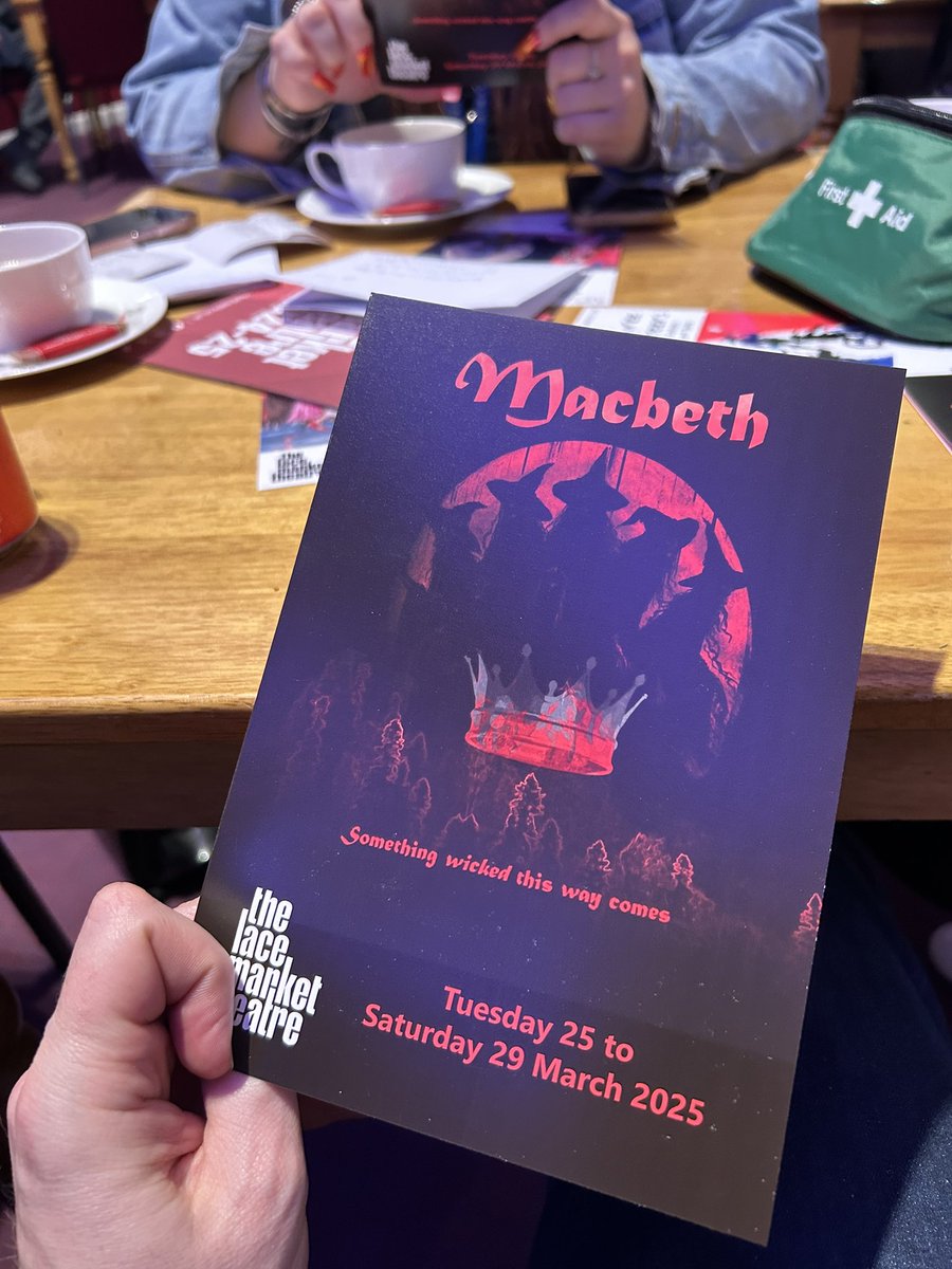 Spot the clue that in on a school trip! ⛑️ 

#macbeth