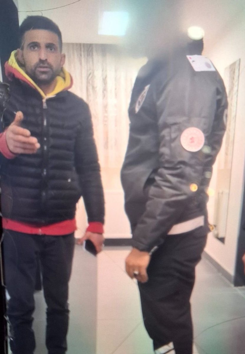 Bu fotoğrafta gördüğünüz at hırsızı, İstanbul Avcılar’da kadınların kaldığı KYK yurduna gizlice giriyor. Uyuyan kızları izliyor, kimilerini çıplak görüyor. Bazı kişilerin cüzdanlarını çalıyor. En sonunda birinin bu pisliği fark edip çığlık atmasıyla yurttan kaçıyor. Olay yurt