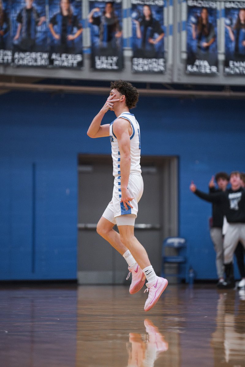 Senior Year 
20.4 PPG (3rd in class B)
5.6 RPG 
3.1 APG
2.0 SPG
.7 BPG
FG% 48%
3pt% 36%
Ft% 78%
hudl.com/v/2Rvb5L