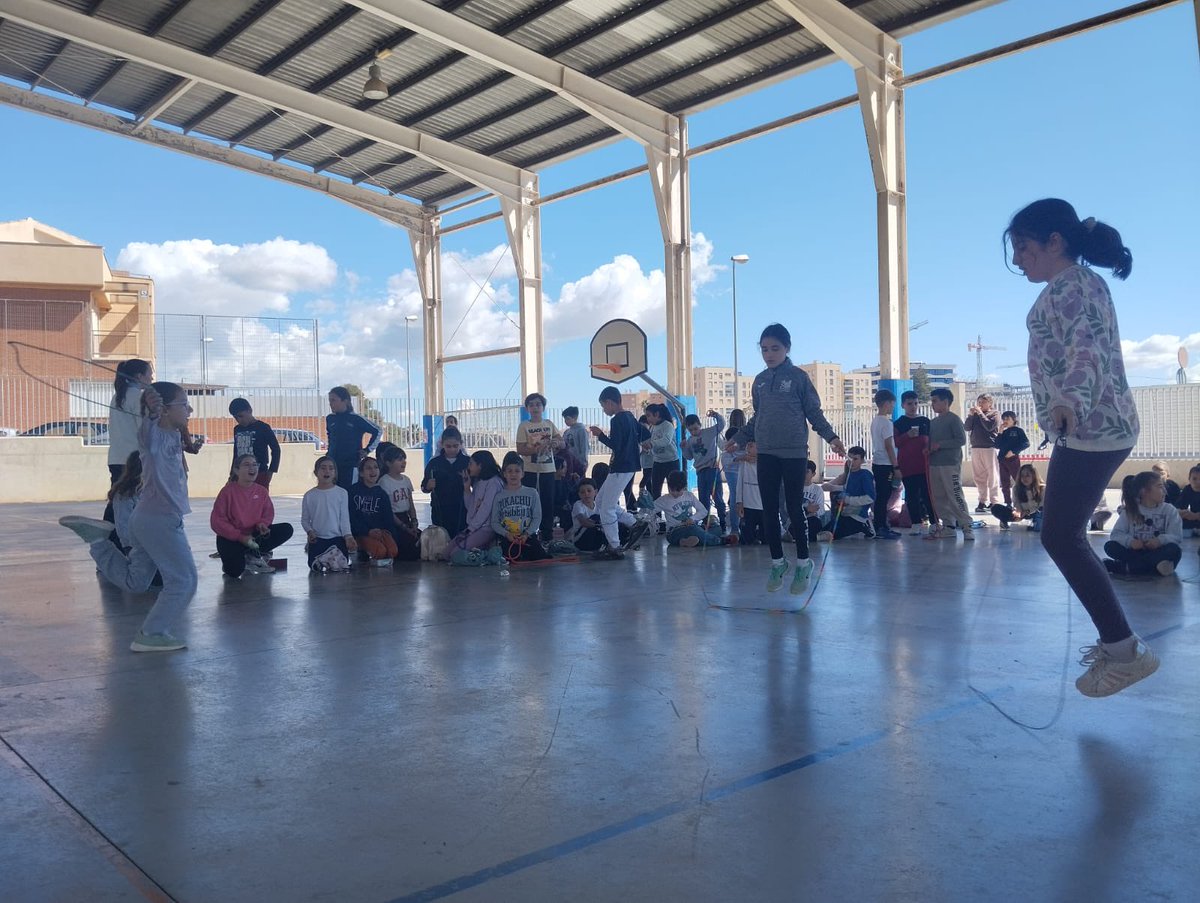 CEIP_AnaCaicedo's tweet image. ¡Final de trimestre saltando alto! 

Recreos llenos de saltos, energía y diversión. Competición final con más de 150 inscritos. ¡Todo el cole saltando sin parar!
Nos hemos movido, reído y compartido momentos inolvidables.

#CEIPAnaCaicedo
#Salta   
#QueNoTeLoCuenten