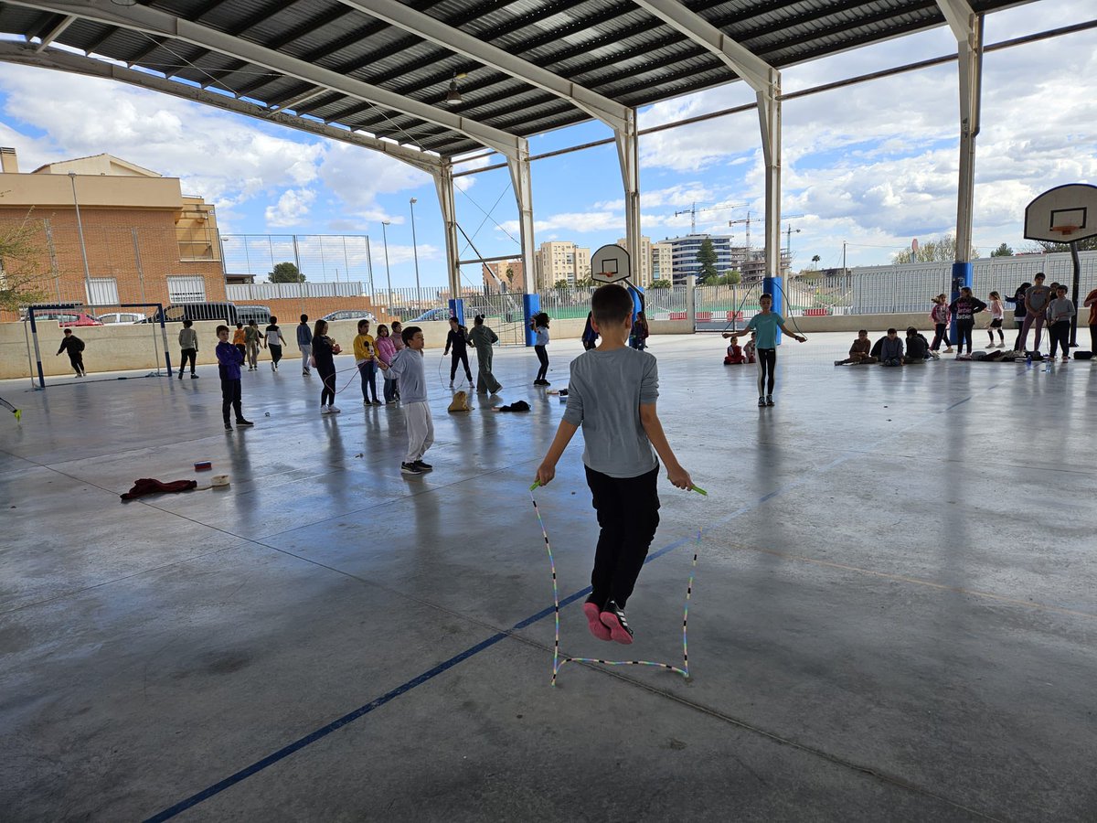 CEIP_AnaCaicedo's tweet image. ¡Final de trimestre saltando alto! 

Recreos llenos de saltos, energía y diversión. Competición final con más de 150 inscritos. ¡Todo el cole saltando sin parar!
Nos hemos movido, reído y compartido momentos inolvidables.

#CEIPAnaCaicedo
#Salta   
#QueNoTeLoCuenten