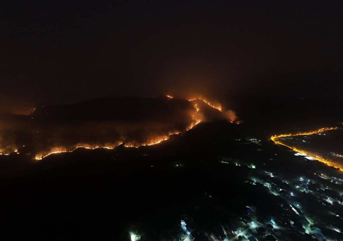 historiente's tweet photo. ��🇭 | #ÚLTIMAHORA: Tras el devastador terremoto de 7.7, ahora se reporta un incendio forestal en Doi Sang, detrás del Wat Sop Pan (Lampang). Equipos de emergencia, ya desplegados por el sismo, atienden esta nueva emergencia.

#Terremoto #Tailandia #Thailand #earthquake #Bangkok #viral #Lampang