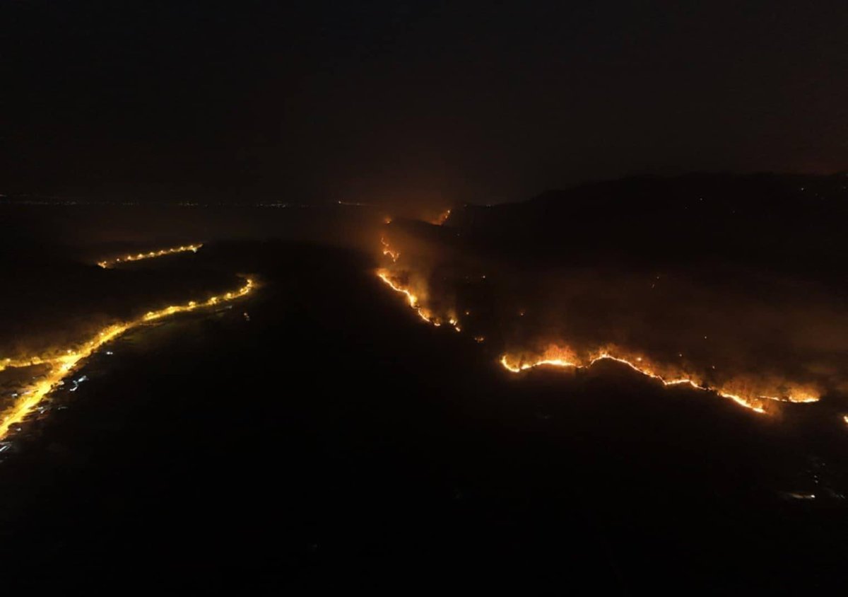 historiente's tweet photo. ��🇭 | #ÚLTIMAHORA: Tras el devastador terremoto de 7.7, ahora se reporta un incendio forestal en Doi Sang, detrás del Wat Sop Pan (Lampang). Equipos de emergencia, ya desplegados por el sismo, atienden esta nueva emergencia.

#Terremoto #Tailandia #Thailand #earthquake #Bangkok #viral #Lampang