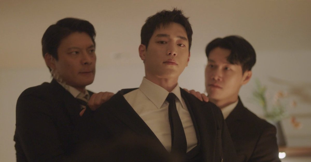 yeojeongwooz's tweet photo. haeseong when              haeseong when
he was caught                  he saw that sua
holding a gun to             came to save him
NIS director's head

#UndercoverHighSchool #UndercoverHighSchoolEp11 https://t.co/N4yxajXT70