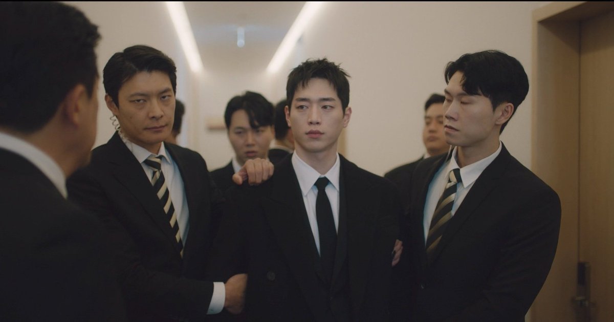 yeojeongwooz's tweet photo. haeseong when              haeseong when
he was caught                  he saw that sua
holding a gun to             came to save him
NIS director's head

#UndercoverHighSchool #UndercoverHighSchoolEp11 https://t.co/N4yxajXT70