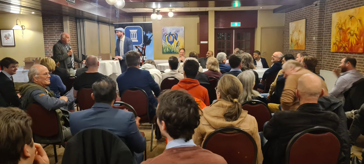 De lancering van Realistisch Allochtoon was een daverend succes: volle zaal, gemêleerd gezelschap, episch panel, geweldige stellingen, boeiende discussies en fantastisch publiek. Veel dank aan alle aanwezigen, deelnemers en geïnteresseerden voor deze zeer geslaagde avond!