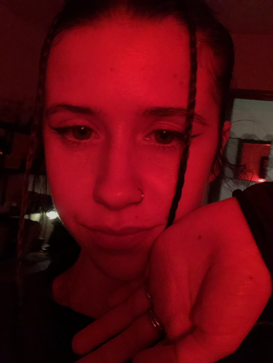 shawnsmean's tweet photo. luna roja pero sin luna roja https://t.co/GobjIkCnyn
