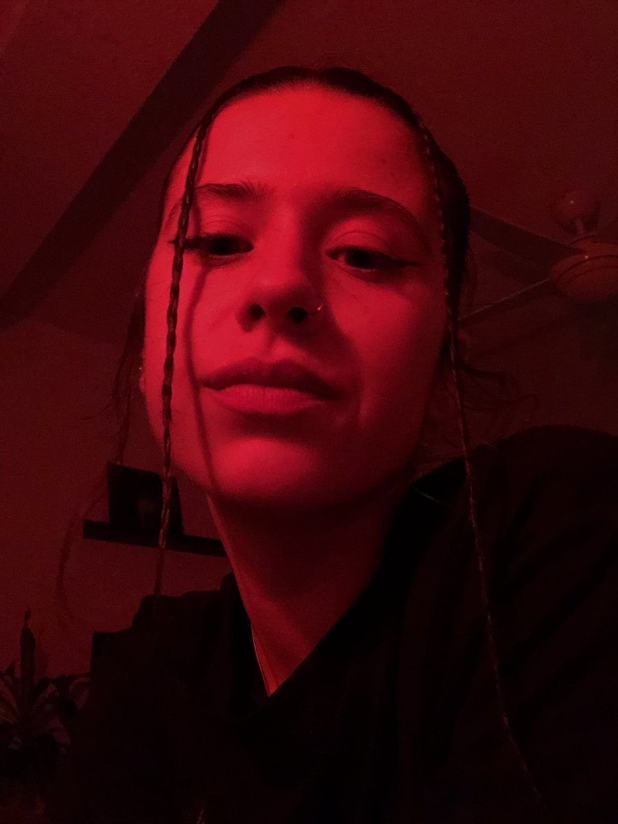 shawnsmean's tweet photo. luna roja pero sin luna roja https://t.co/GobjIkCnyn