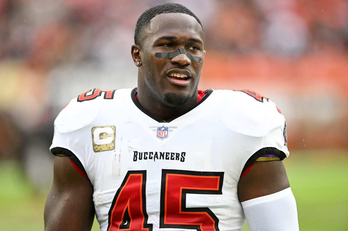 nflrums's tweet photo. 🚨🚨 BREAKING 

#Raiders are signing veteran LB Devin White to a 1-year deal.