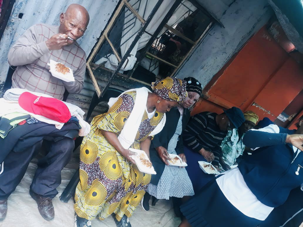 BophaFoundation's tweet photo. Supporting Tiaana Centre for the Aged – One Meal at a Time 🍲💙

At #bophafoundation we believe that no one should go hungry, especially our elderly community members who have paved the way for us. That’s why we’re proud to support Tiaana Centre for the Aged and its #SoupKitchen https://t.co/f1IXwvgLou