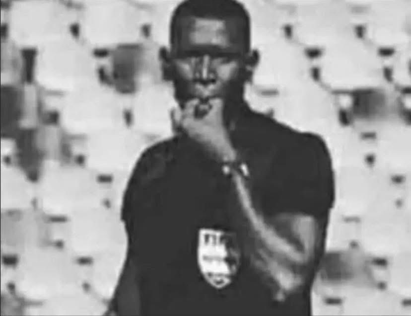 ditowkey's tweet photo. La dernière fois que la RDC 🇨🇩 était qualifié au mondial, l’arbitre sifflait avec la main. https://t.co/ch9vr8cbg4