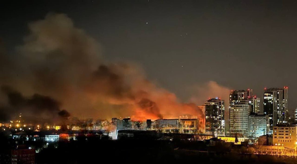 ZeodrakeV's tweet photo. Ukrainian major Cities during the whole 10 days Russia Pretended to have enforced their Ceasefire of Schrödinger 

Cities : Dnipro ( 1 million residents ), Sumy ( 250k résidents), Kyiv ( 3 millions residents ) and Odesa ( 1 millions résidents ) https://t.co/2YHOua72ge